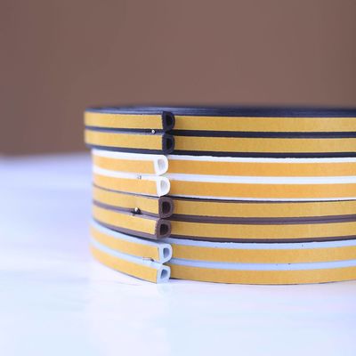 100% पीपी ढेर ऊंचाई 25 मिमी चौड़ाई 50 मिमी दरवाजा सील एल्यूमीनियम खिड़कियों और दरवाजों के लिए रबर गास्केट