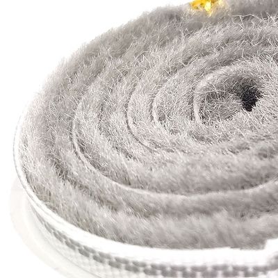 100% पीपी सामग्री और काले भूरे रंग के ऊन ढेर मौसम तत्वों के खिलाफ सुरक्षा के लिए मौसम पट्टी